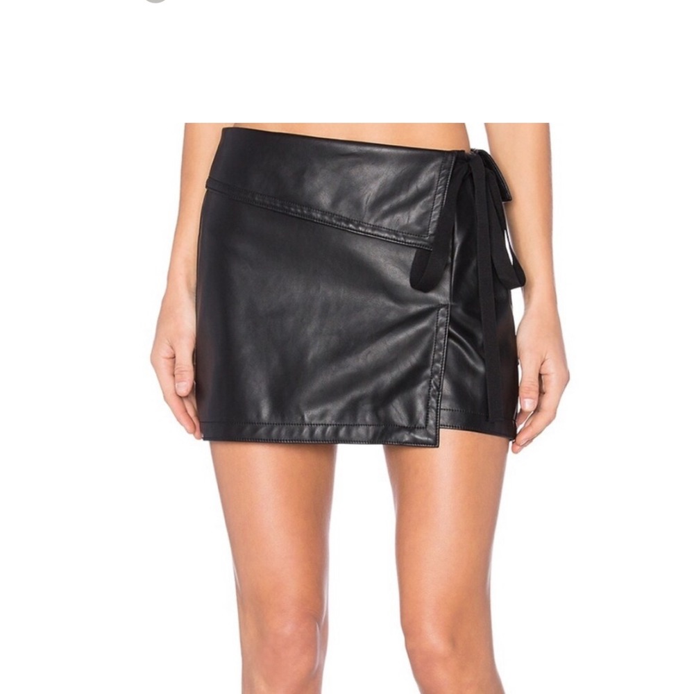 EXCELLENT CONDITION No. 21 FAUX LEATHER MINI SKIRT IN BLACK